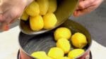 Coloque as batatas na assadeira: após 15 minutos, todo mundo ficará feliz