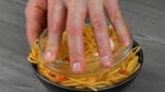 Simplesmente “cozinhe” a sua louça. Esta tigela comestível é o sucesso do jantar!