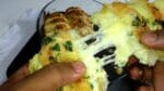Como fazer um delicioso pão de alho com requeijão e queijo.