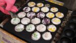 Pão de coco com várias coberturas – comida de rua tailandesa