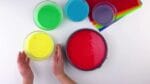 Um bolo colorido para festas de adultos e crianças