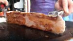 Barriga de porco grelhada na rua / churrasco coreano, barriga de porco grelhada – comida de rua coreana
