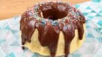 BOLO DE MICROONDAS FÁCIL COM COBERTURA DE BRIGADEIRO | PRONTO EM 7 MINUTOS | CAKEPEDIA