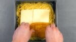 Coloque 4 filés empanados entre 4 fatias de queijo e veja o que acontece