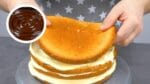 Corte este bolo de 4 camadas pra ver a casquinha dele se quebrar