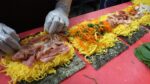 Egg bomb gimbap para comer na fila – Gangnam / bacon egg gimbap – comida de rua coreana