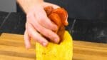 Quem rechear essa fruta com ISSO experimentará uma explosão de sabor após 50 minutos