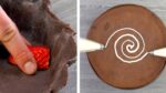 Coloque a massa de chocolate sobre 400g de morangos. 50 minutos depois você pode decorar!