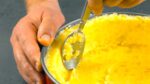 Espremer as batatas em uma forma e usá-las como massa? Genial!