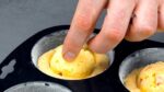 Pressione a bola congelada na forma de muffin e leve ao forno. Simplesmente delicioso!