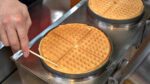 Waffle de frutas com creme de massa folhada caseira / Uijeongbu Jeil Market / Waffle com creme de creme / Comida de rua coreana