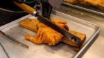 6.500 won Frango inteiro com feijão pequeno crocante – Yeongcheon Market / frango frito tradicional crocante coreano – comida de rua coreana