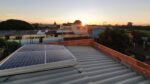 colocamos ja as telhas e os paineis solares pra cima