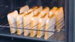 Coloque 12 fatias de pão no forno para fazer sanduíches incríveis