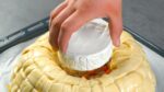 Coloque um camembert no meio da massa e aguarde 50 minutos: um verdadeiro sonho!