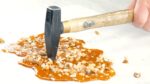 Quebre este ingrediente com um martelo. Esta é a melhor sobremesa do mês!