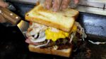 Stuffed King Toast / torrada grande com ovo frito – comida de rua coreana