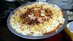 Uma bandeja! A famosa panqueca de kimchi com queijo mussarela de Hongdae / tamanho grande! panquecas de kimchi de queijo mussarela – comida de rua coreana