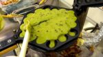 Waffle de sorvete de chá verde com lascas de chocolate / waffle de sorvete de chá verde – comida de rua coreana