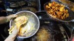 Frango inteiro com alho alinhado / frango com alho frito – comida de rua coreana