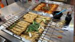 500 won oden, espetos de bolo de peixe / Mercado Tradicional Guri / Espetos de Bolo de Peixe Picante – comida de rua coreana
