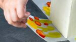 Coloque frutas em formato de flores no papel e pressione nas laterais | Show de flores