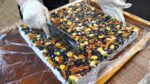 Loja tradicional de bolo de arroz mestre do mercado! Corte vários bolos de arroz / corte de bolo de arroz – comida de rua coreana