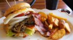 Mestre de hambúrguer caseiro / fabricação de hambúrguer de ovo com bacon – comida de rua coreana