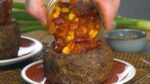 Vale a pena experimentar: coloque carne moída na forma de bolo e pressione com um copo