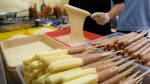 Cachorros-quentes de queijo alinhados / cachorro-quente de queijo popular – comida de rua coreana