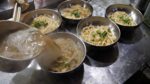 Hongdukkae kalguksu original que vende 1000 tigelas por dia / macarrão artesanal – kalguksu / comida de rua coreana