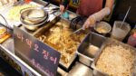 Iguarias fritas comidas na fila / Deliciosas lulas de queijo frito – comida de rua coreana