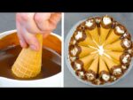 Mergulhe 40 casquinhas de sorvete no chocolate e coloque assim no bolo. É genial!