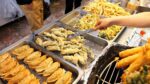 Óleo novo todos os dias! Bolinhos fritos vendidos imediatamente após a fritura / Comida frita artesanal / Comida de rua coreana
