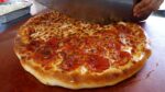 Pizza de caminhão feita de massa, toda a crosta de queijo do menu / pizza de caminhão artesanal – comida de rua coreana