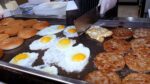 Um lugar famoso por cheeseburger de ovo frito e hambúrguer de ressaca / cheeseburger de ovo frito – comida de rua coreana