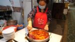 1.000 won tteokbokki? Eles também servem ovos cozidos / Spicy Rice Cake – Tteokbokki / comida de rua coreana