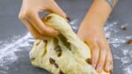 É muito fácil fazer pãezinhos de passas