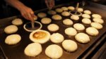 Mestre Hotteok que assa 33 pedaços de hotteok em um prato / panqueca doce coreana – hotteok / comida de rua coreana