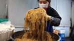 O status mais recente do japchae gimbap no Gwangjang Market / queijo atum Gimbap, com Japchae / comida de rua coreana