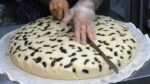 Pão Makgeolli para comer na fila, um lugar onde as pessoas se recusam a aparecer na TV / bolo gigante tradicional coreano – comida de rua coreana