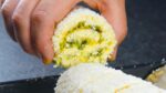 Rocambole coberto com coco ralado, pudim de baunilha e geleia de framboesa