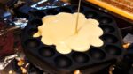 Waffle de ovo de favo de mel enlatado feito por pai e filha / Waffle de favo de mel delicioso / comida de rua coreana