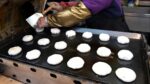 Bolo de arroz doce grelhado, chapssaltteok/comida de rua coreana