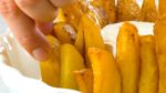 Corte as batatas e regue com a omelete: isso deixa a frittata ainda melhor