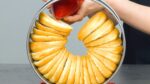 Empilhe rosquinhas no anel e preencha os orifícios com calda de framboesa