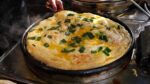 Panquecas com ovos que podem alimentar 10 pessoas em um prato / panqueca chinesa / comida de rua coreana