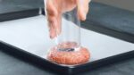 Pressione o copo na mistura de carne picada e preencha o meio com uma deliciosa mistura de salsa