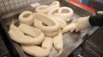 Tteokbokki feito com bolos de arroz do moinho todos os dias!  Sundae, frito, restaurante Bunsik / bolo de arroz picante caseiro – Tteokbokki / comida de rua coreana