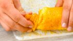 Asse queijo ralado por 15 minutos e enrole tudo como se fosse um bombom gigante. Um sonho de queijo!